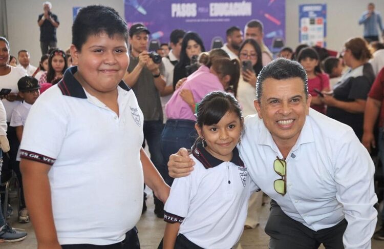 Entregan Lalo y Lucy kits escolares del programa ‘Pasos por la Educación 2025’
