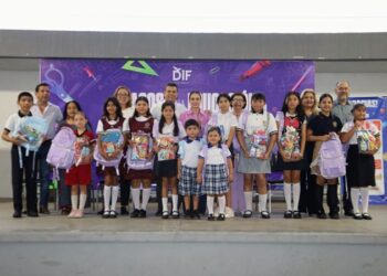 Entregan Lalo y Lucy kits escolares del programa ‘Pasos por la Educación 2025’