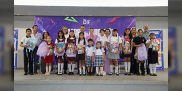 Entregan Lalo y Lucy kits escolares del programa ‘Pasos por la Educación 2025’