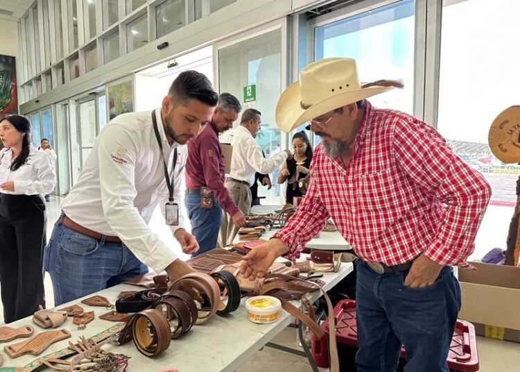 Exhiben artesanos rurales su talento en la Torre Bicentenario
