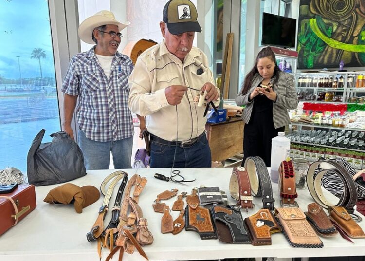 Exhiben artesanos rurales su talento en la Torre Bicentenario