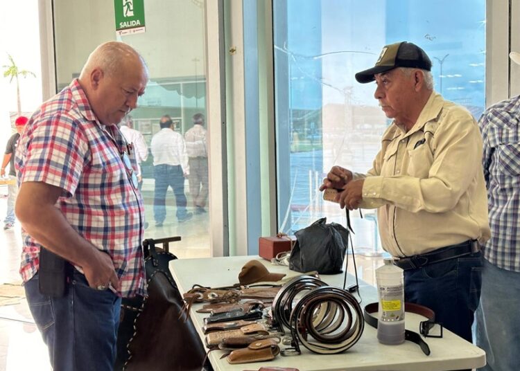 Exhiben artesanos rurales su talento en la Torre Bicentenario