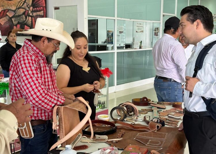Exhiben artesanos rurales su talento en la Torre Bicentenario