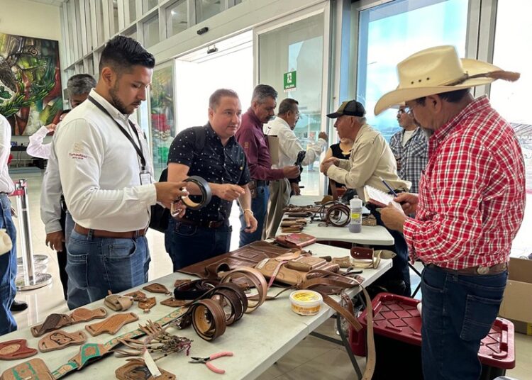 Exhiben artesanos rurales su talento en la Torre Bicentenario