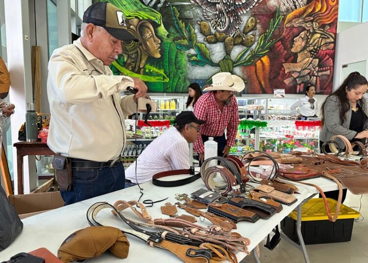 Exhiben artesanos rurales su talento en la Torre Bicentenario