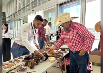 Exhiben artesanos rurales su talento en la Torre Bicentenario