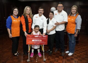 Familia UAT entrega donativo en apoyo a la salud de la pequeña Natalia
