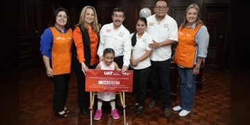 Familia UAT entrega donativo en apoyo a la salud de la pequeña Natalia
