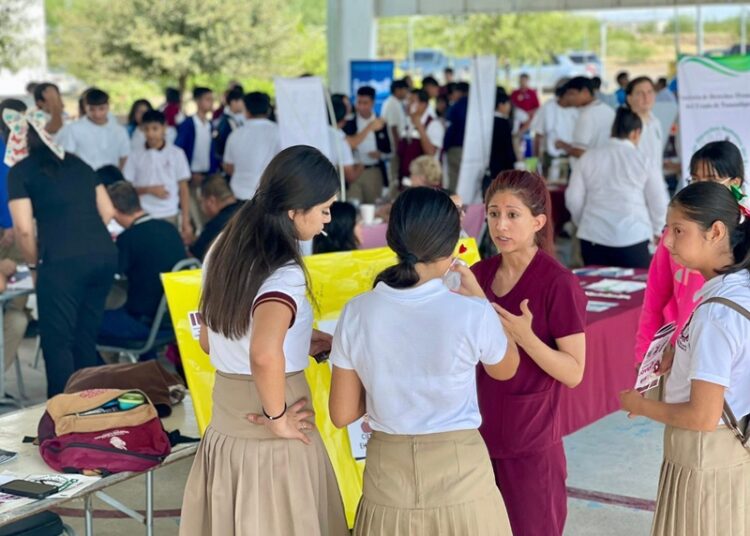 IMJUVE acerca programas y servicios a estudiantes de la Prepa Elena Poniatowska