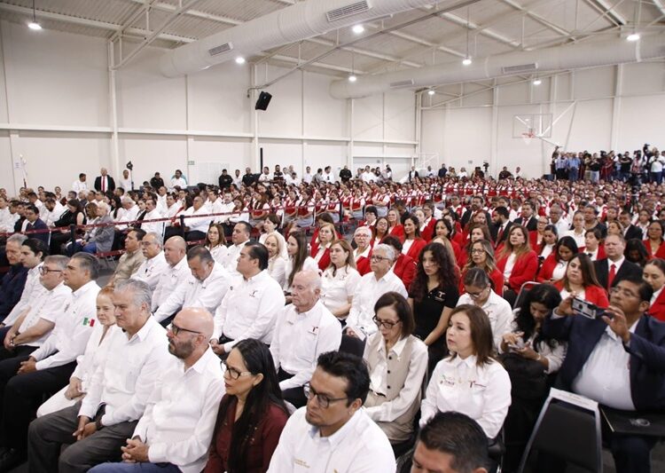 Inaugura AVA gimnasio en Escuela Normal de Educadoras, legado de su padre