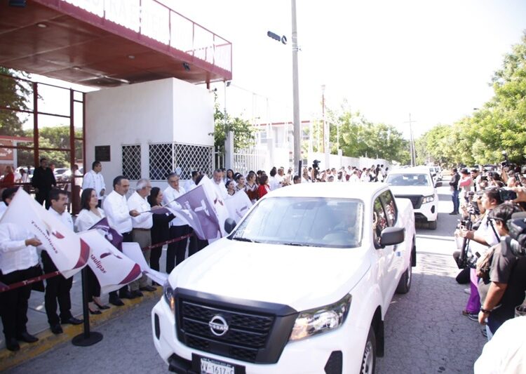 Inaugura AVA gimnasio en Escuela Normal de Educadoras, legado de su padre