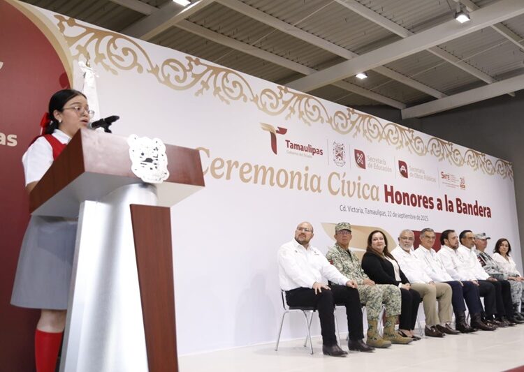 Inaugura AVA gimnasio en Escuela Normal de Educadoras, legado de su padre