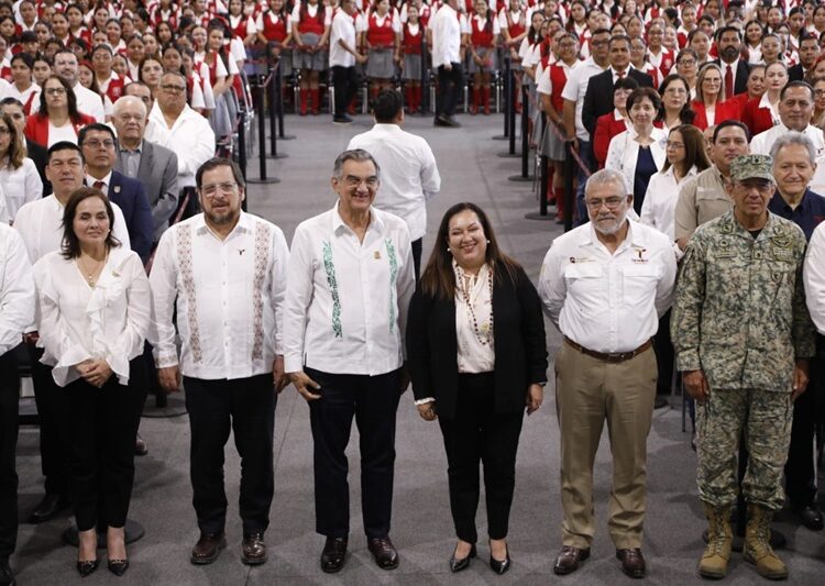 Inaugura AVA gimnasio en Escuela Normal de Educadoras, legado de su padre