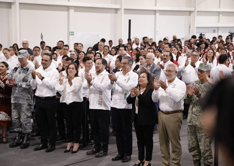 Inaugura AVA gimnasio en Escuela Normal de Educadoras, legado de su padre