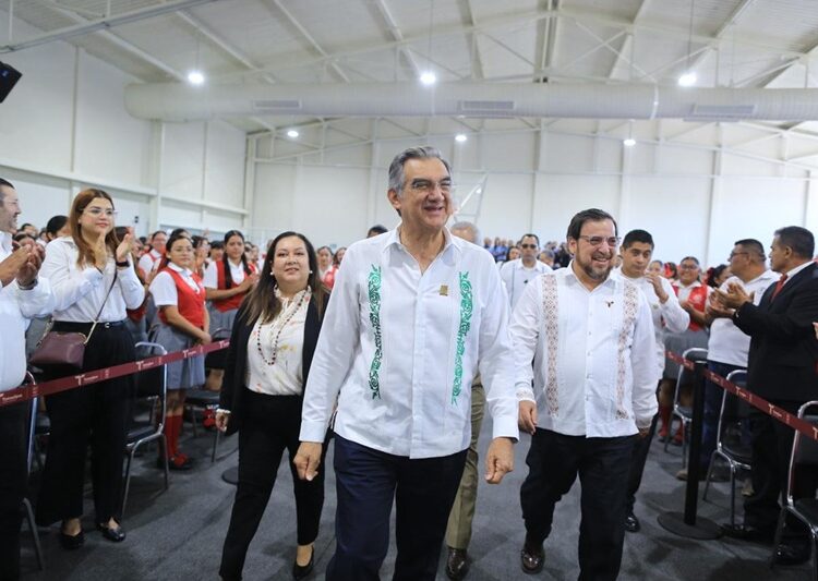Inaugura AVA gimnasio en Escuela Normal de Educadoras, legado de su padre