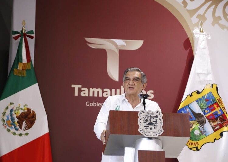 Inaugura AVA gimnasio en Escuela Normal de Educadoras, legado de su padre