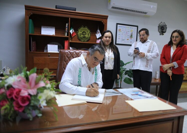 Inaugura AVA gimnasio en Escuela Normal de Educadoras, legado de su padre