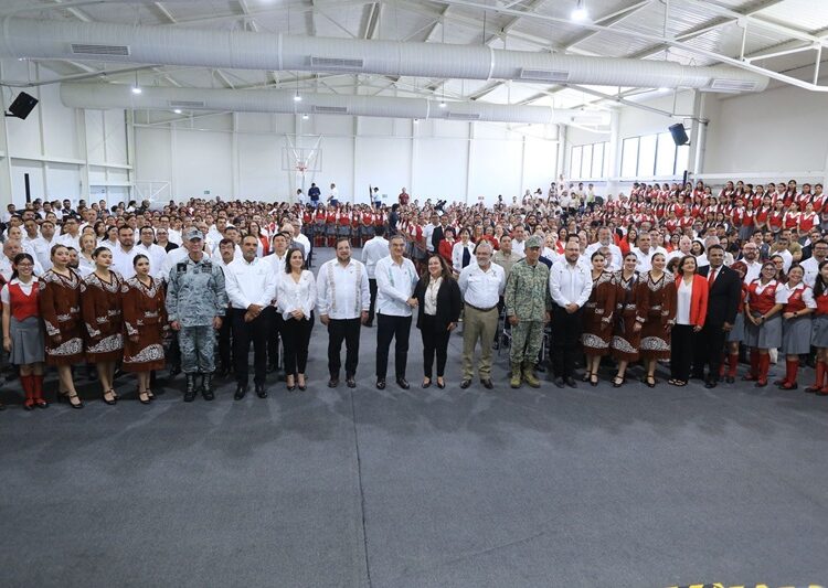 Inaugura AVA gimnasio en Escuela Normal de Educadoras, legado de su padre