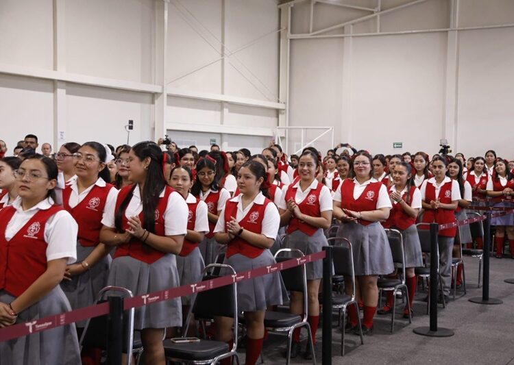 Inaugura AVA gimnasio en Escuela Normal de Educadoras, legado de su padre