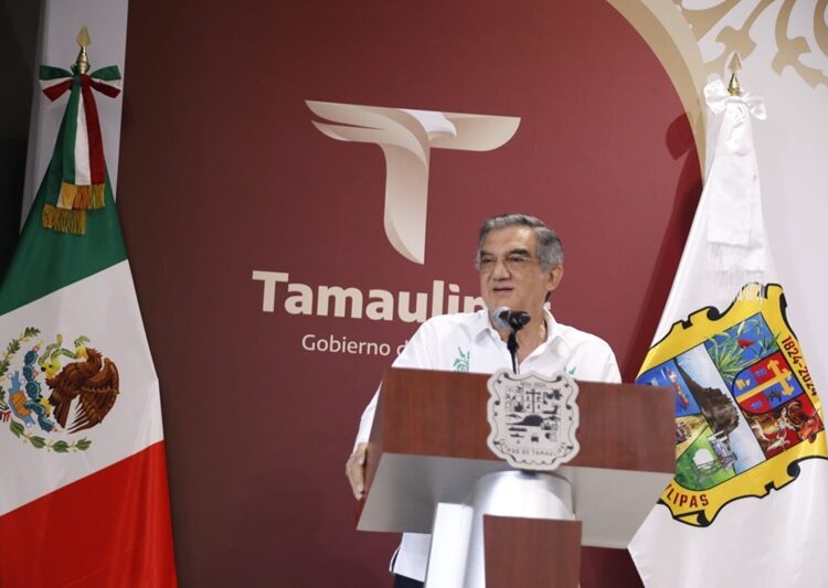 Inaugura AVA gimnasio en Escuela Normal de Educadoras, legado de su padre