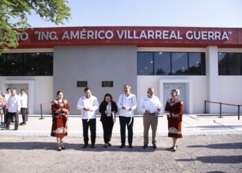Inaugura AVA gimnasio en Escuela Normal de Educadoras, legado de su padre