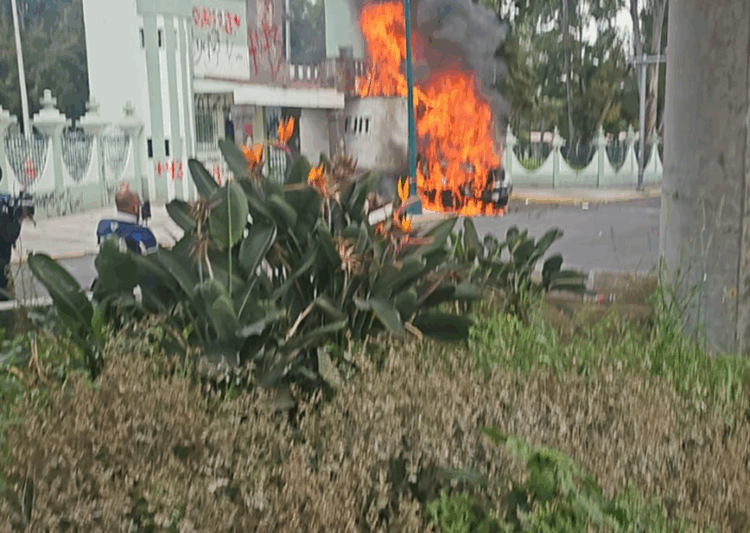Normalistas lanzan camión contra reja de Campo Militar 1 en CDMX