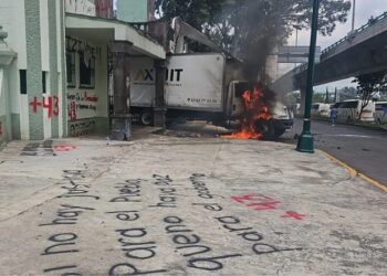 Normalistas lanzan camión contra reja de Campo Militar 1 en CDMX