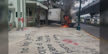 Normalistas lanzan camión contra reja de Campo Militar 1 en CDMX