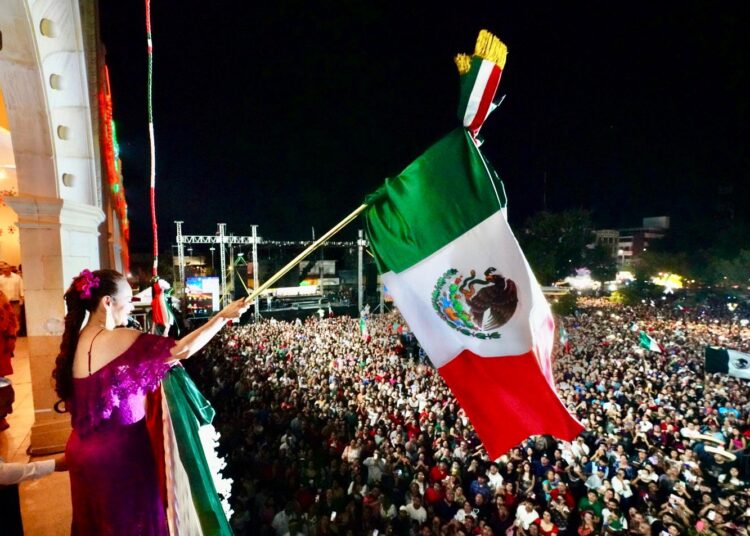 Celebran neolaredenses Grito de Independencia encabezado por Carmen Lilia