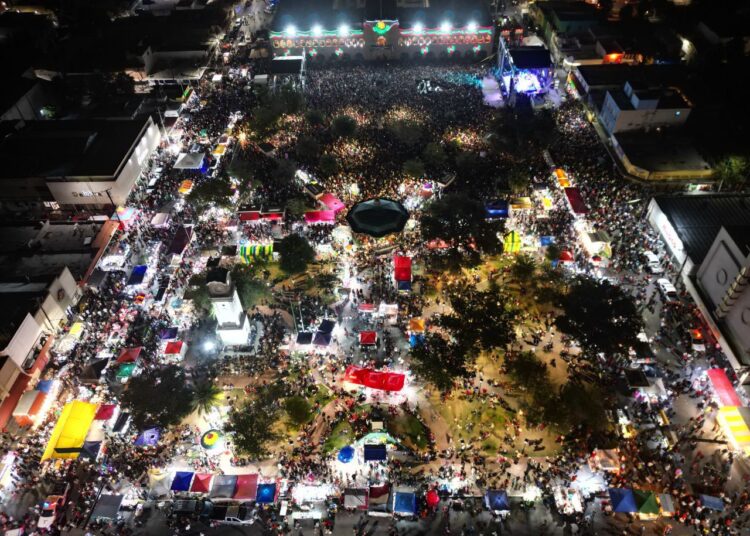 Celebran neolaredenses Grito de Independencia encabezado por Carmen Lilia