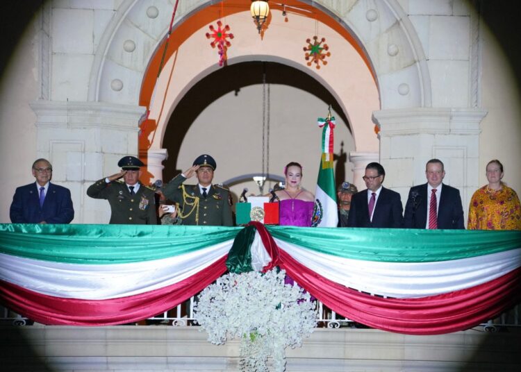 Celebran neolaredenses Grito de Independencia encabezado por Carmen Lilia