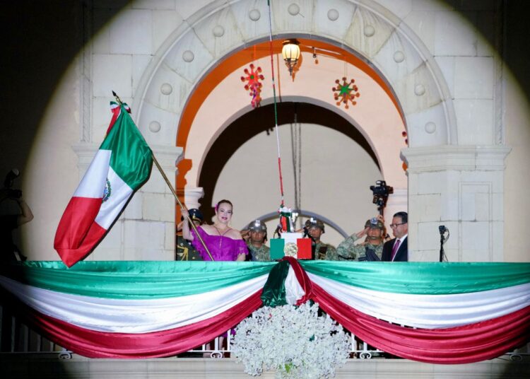 Celebran neolaredenses Grito de Independencia encabezado por Carmen Lilia