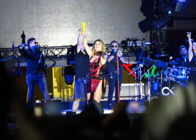 Celebran neolaredenses Grito de Independencia encabezado por Carmen Lilia