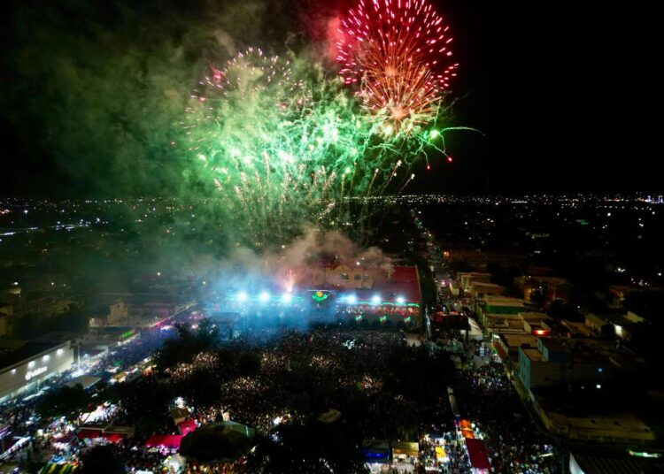 Celebran neolaredenses Grito de Independencia encabezado por Carmen Lilia