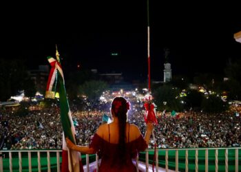 Celebran neolaredenses Grito de Independencia encabezado por Carmen Lilia