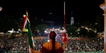 Celebran neolaredenses Grito de Independencia encabezado por Carmen Lilia