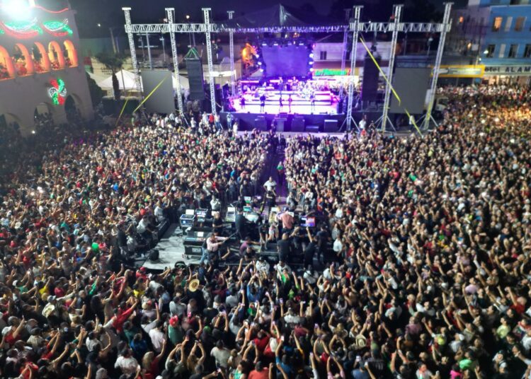 Celebran neolaredenses Grito de Independencia encabezado por Carmen Lilia