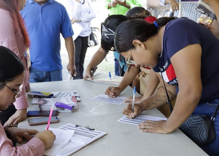 NLD Llevan vacantes a familias de la colonia La Fe con el programa “Empleo en tu Colonia”