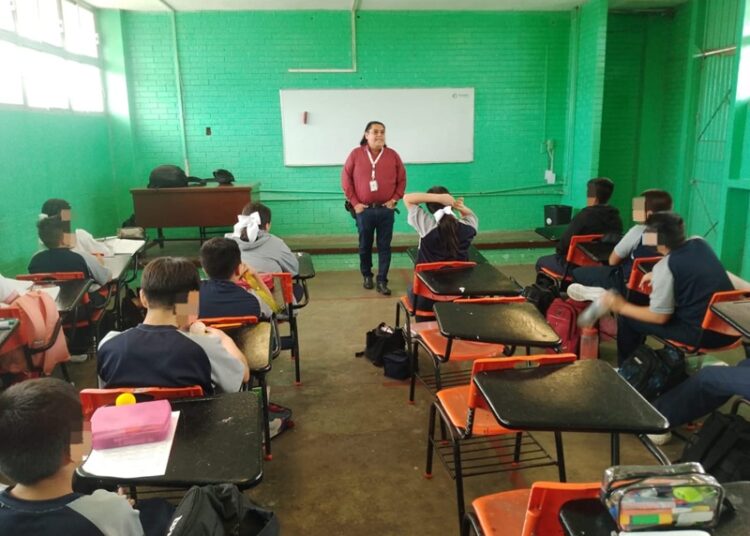 Orientan a estudiantes de secundaria respecto a la Ley Penal para prevenir infracciones