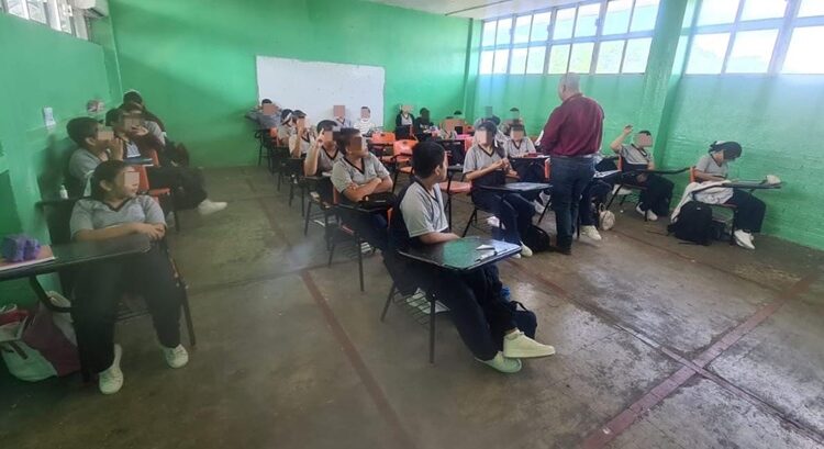 Orientan a estudiantes de secundaria respecto a la Ley Penal para prevenir infracciones