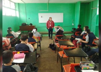 Orientan a estudiantes de secundaria respecto a la Ley Penal para prevenir infracciones