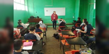 Orientan a estudiantes de secundaria respecto a la Ley Penal para prevenir infracciones