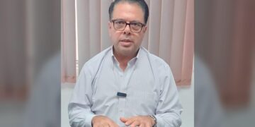 Va por 2.º periodo, reeligen a Óscar Mario Hinojosa como presidente de notarios