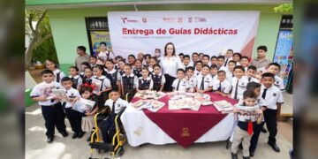 Reconocen maestros apoyo de Carmen Lilia a la educación