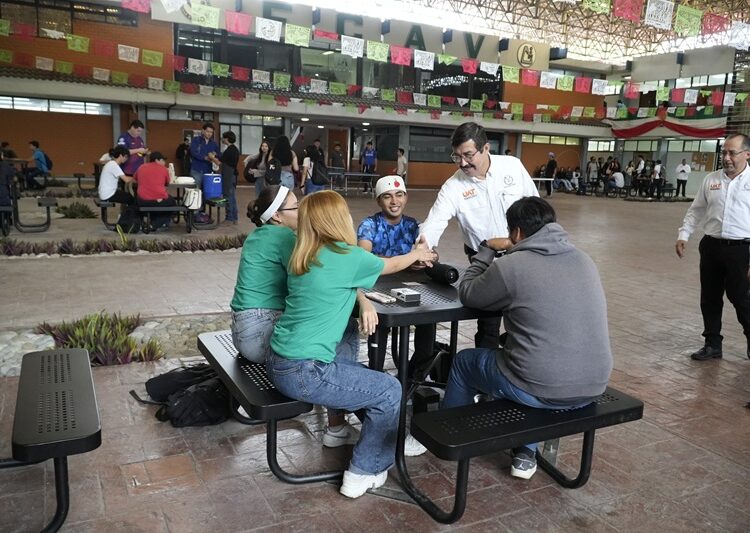 Rector y estudiantes de la UAT comparten jornada universitaria