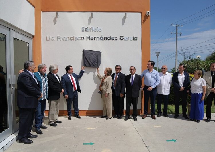 Rinden homenaje al Lic. Francisco Hernández García primer director de la FDCSV