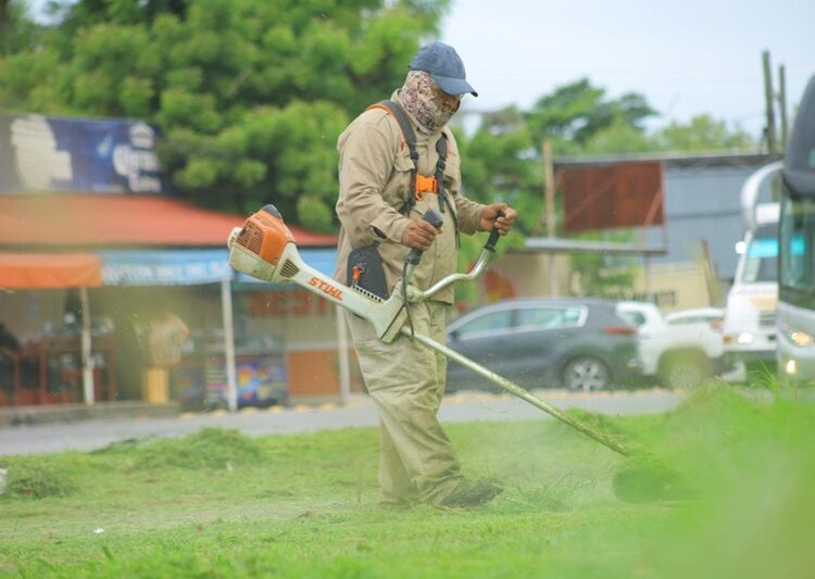 Supervisa Gattás trabajos de limpieza en vialidades de la Capital