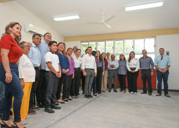 Entrega Victoria aula a la primaria Francisco Márquez