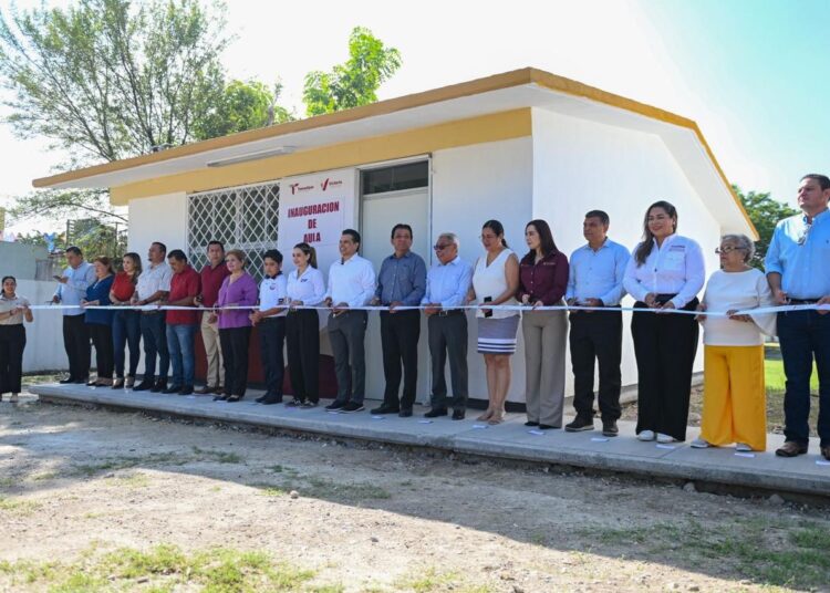 Entrega Victoria aula a la primaria Francisco Márquez