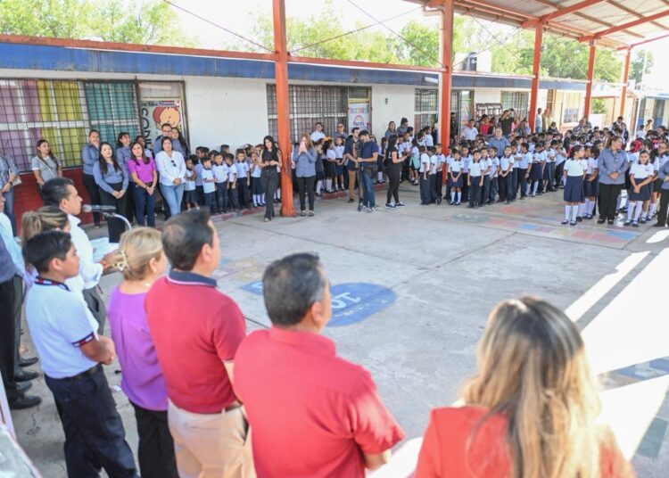 Entrega Victoria aula a la primaria Francisco Márquez